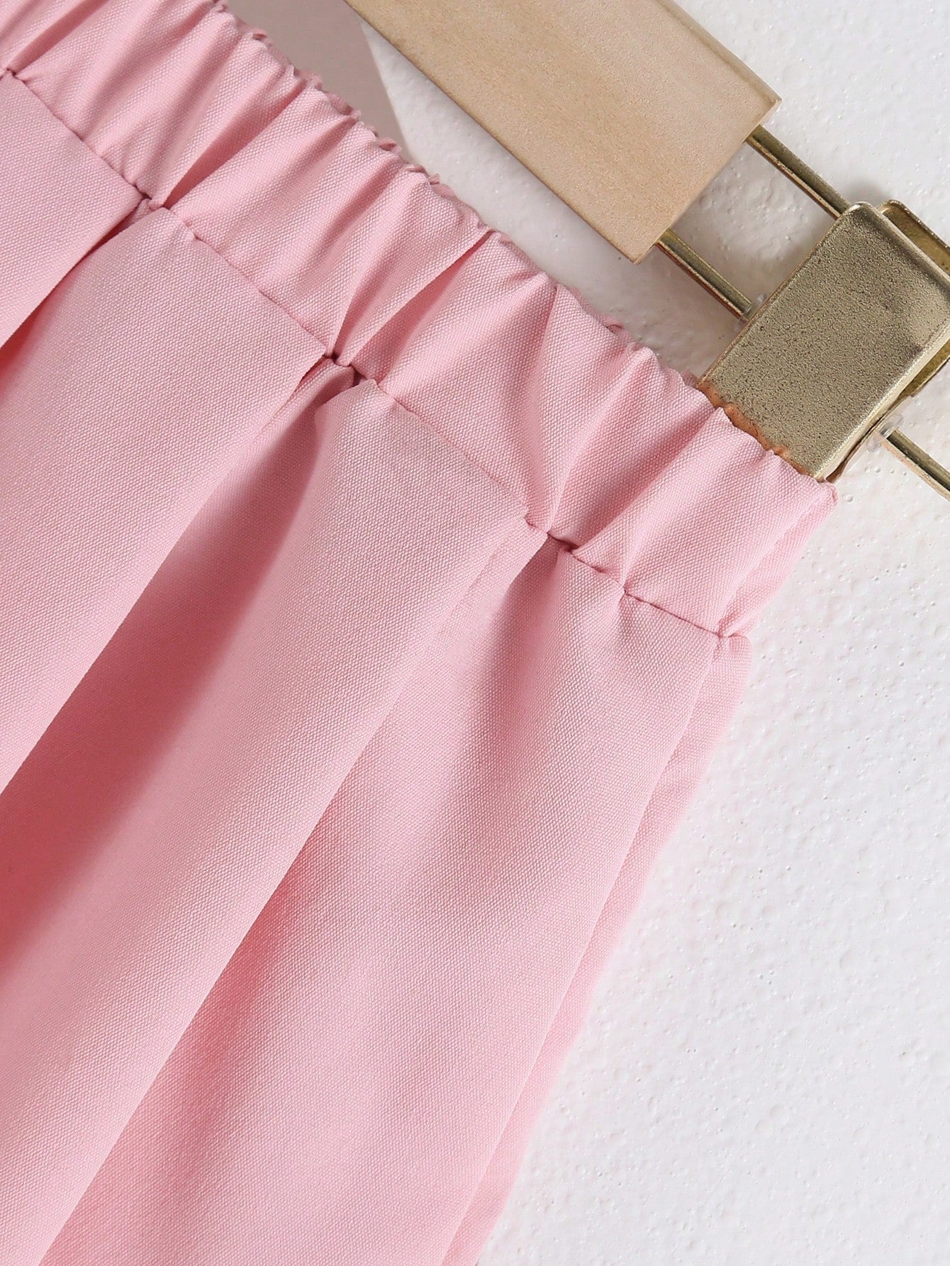 Conjunto multicolor con blusa tejida y falda rosa