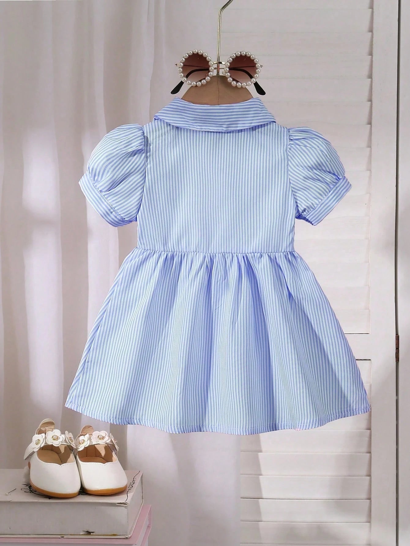 Vestido azul rayado con bordado y cuello redondo