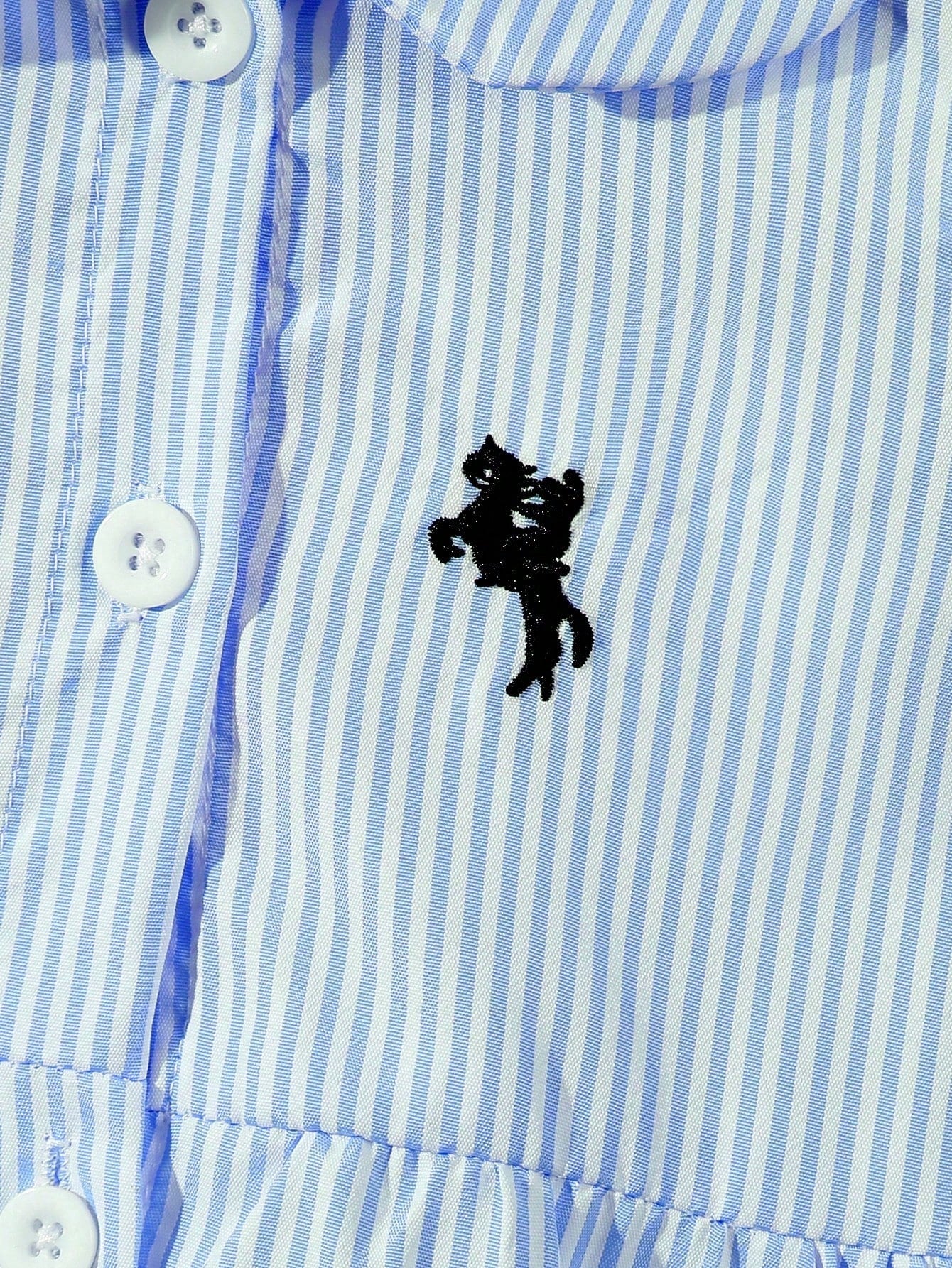 Vestido azul rayado con bordado y cuello redondo