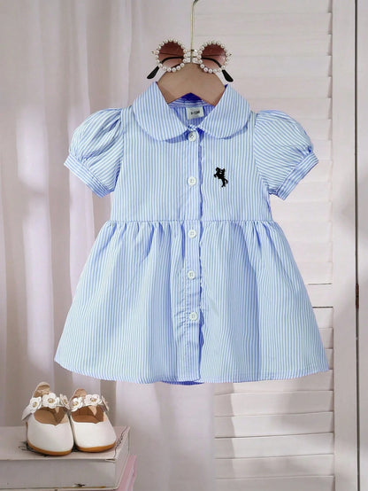 Vestido azul rayado con bordado y cuello redondo