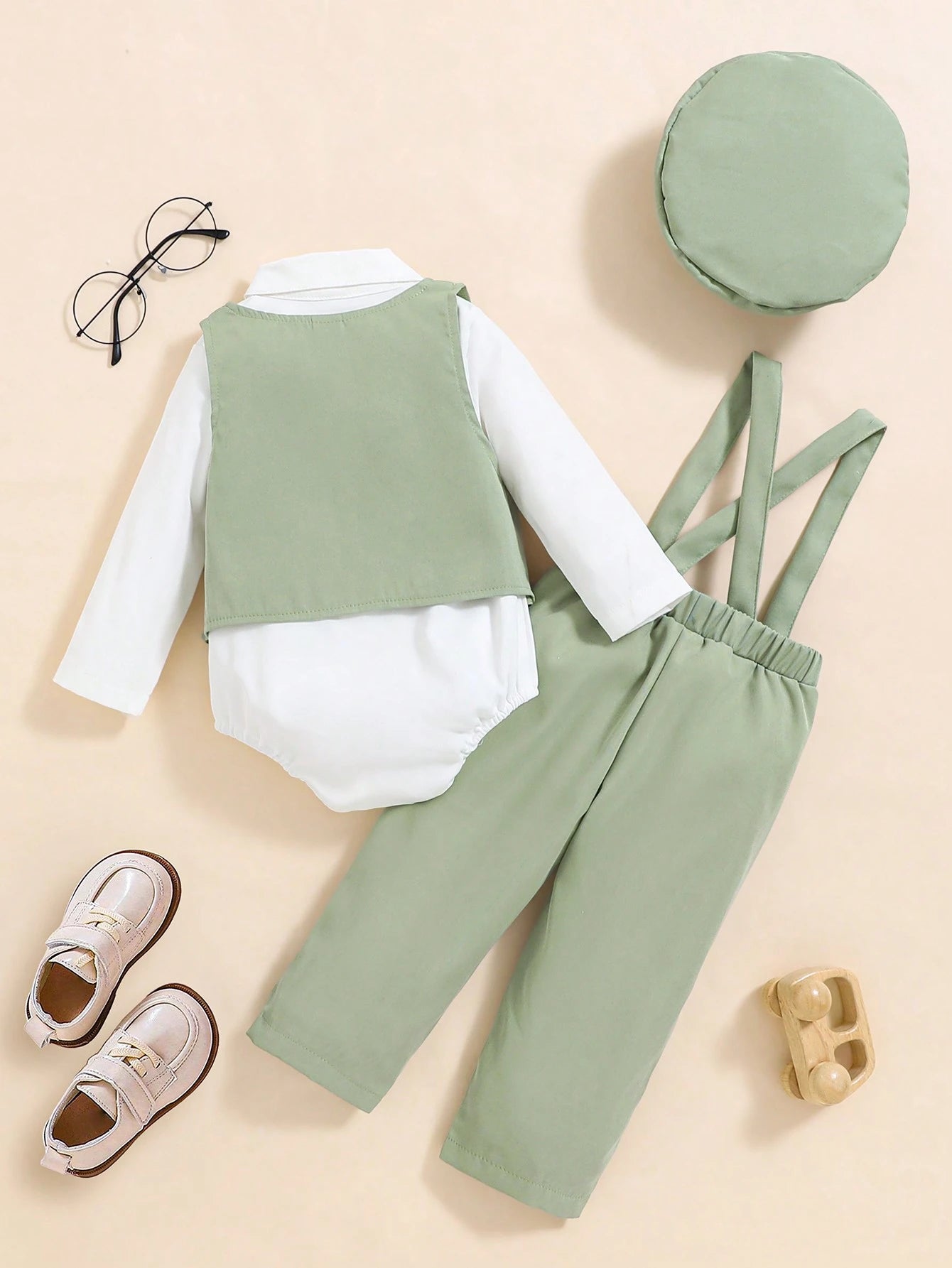 Prenda verde conjunto para bebe con tirantes vista trasera
