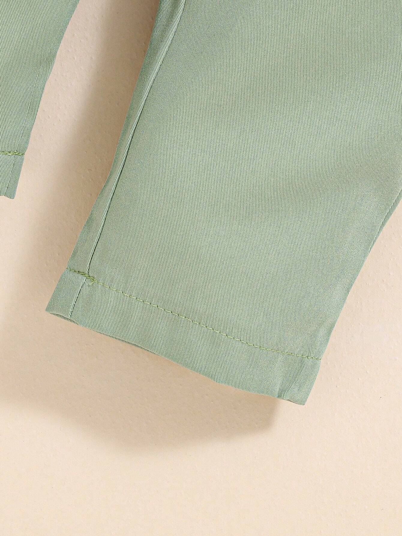 Prenda verde conjunto para bebe con detalle de pantalón