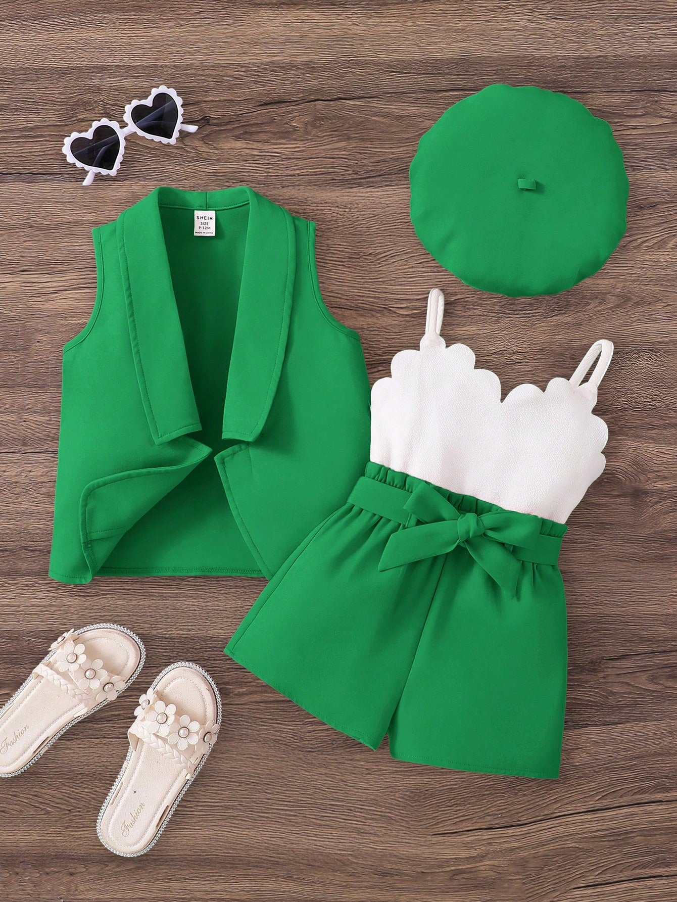 Prenda verde conjunto para bebe con chaleco mono y gorro vista frontal
