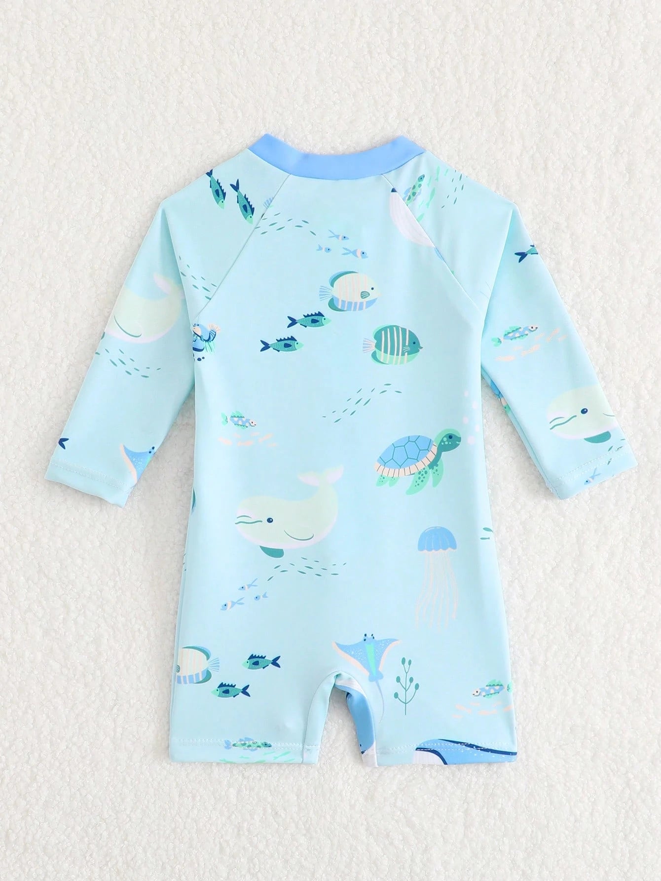 Traje de baño azul marino con estampado marino