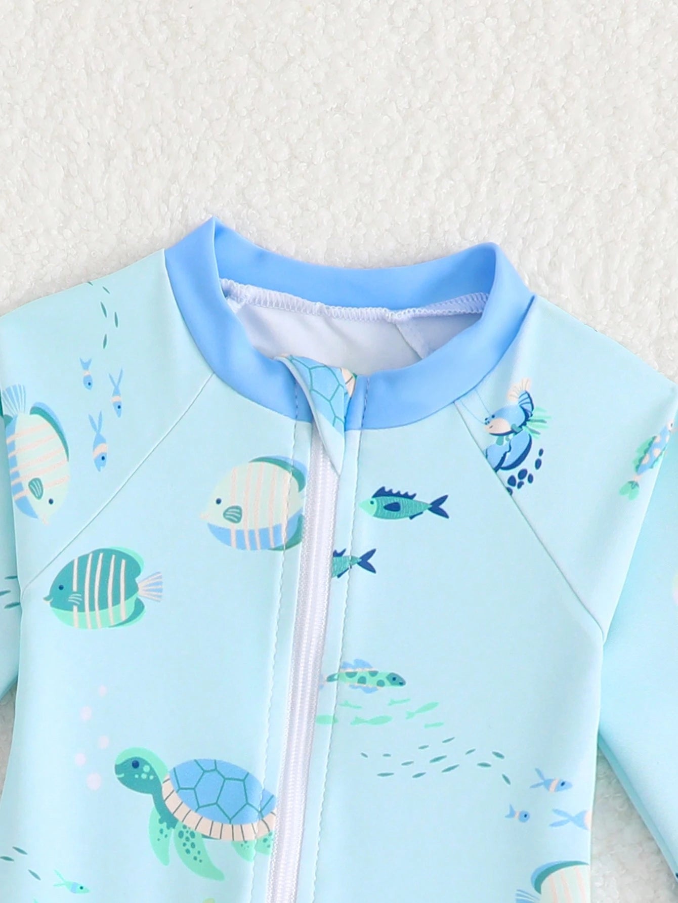 Traje de baño azul marino con estampado marino