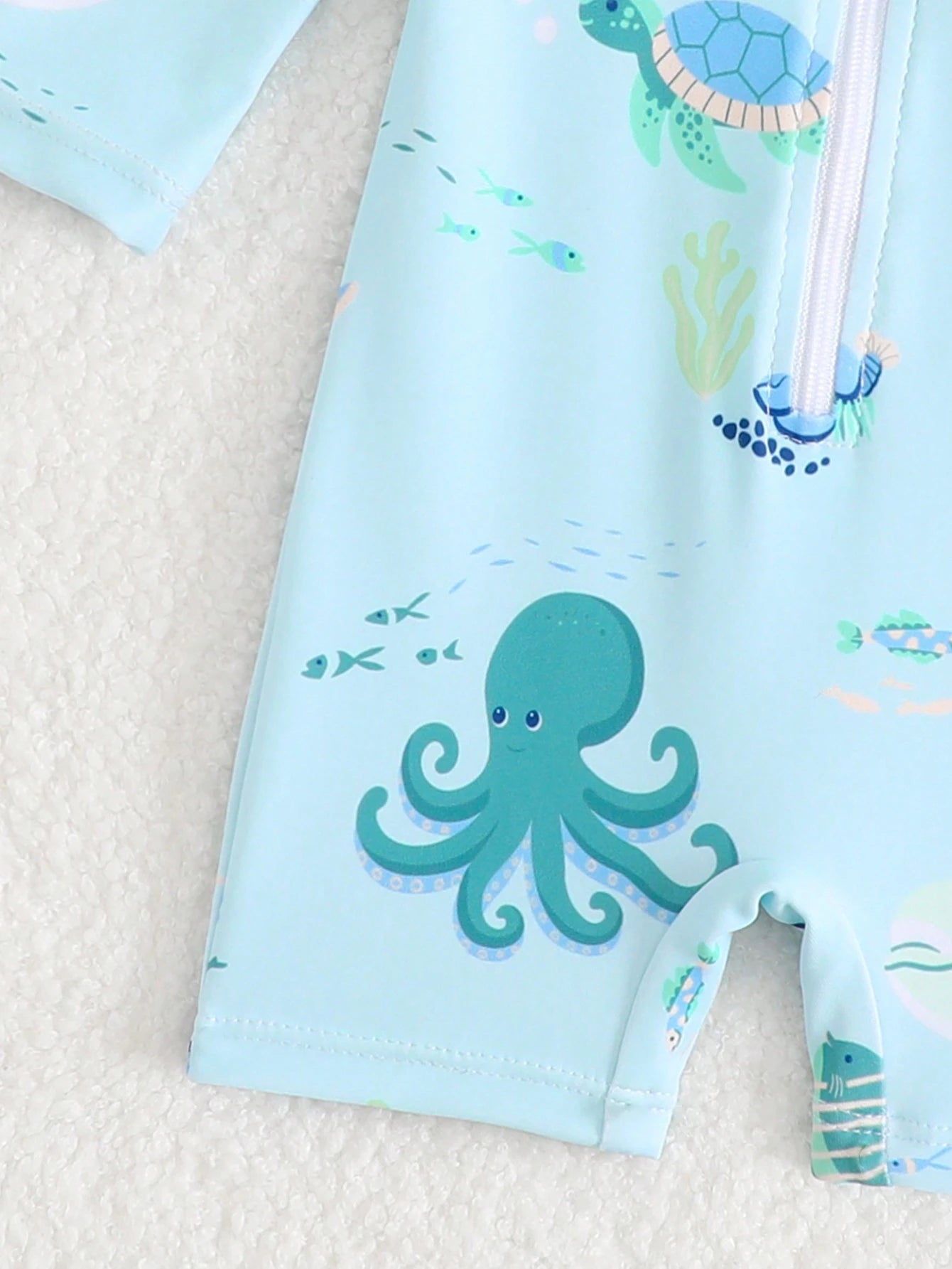 Traje de baño azul marino con estampado marino