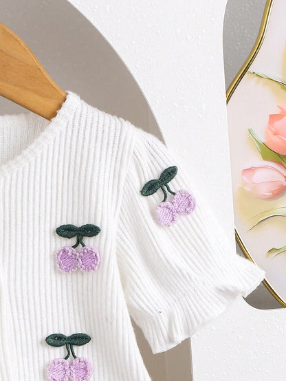 Conjunto morado con blusa bordada y falda plisada