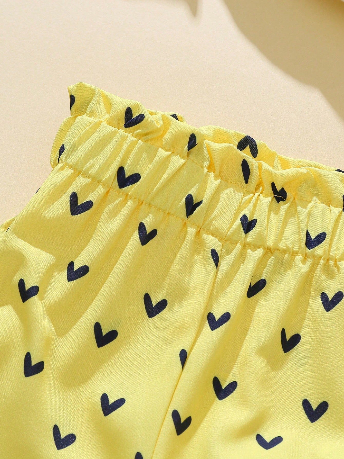 Conjunto amarillo dulce con estampado de gato