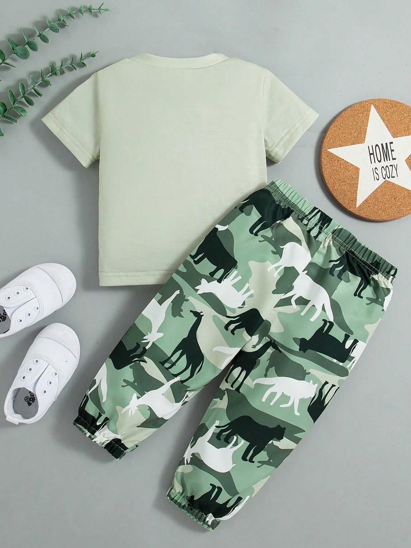 Conjunto verde aventurero con estampado safari