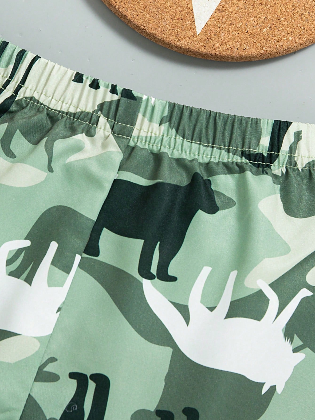 Conjunto verde aventurero con estampado safari
