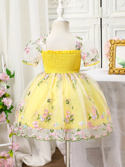 Prenda amarilla vestido para bebe con espalda fruncida vista posterior
