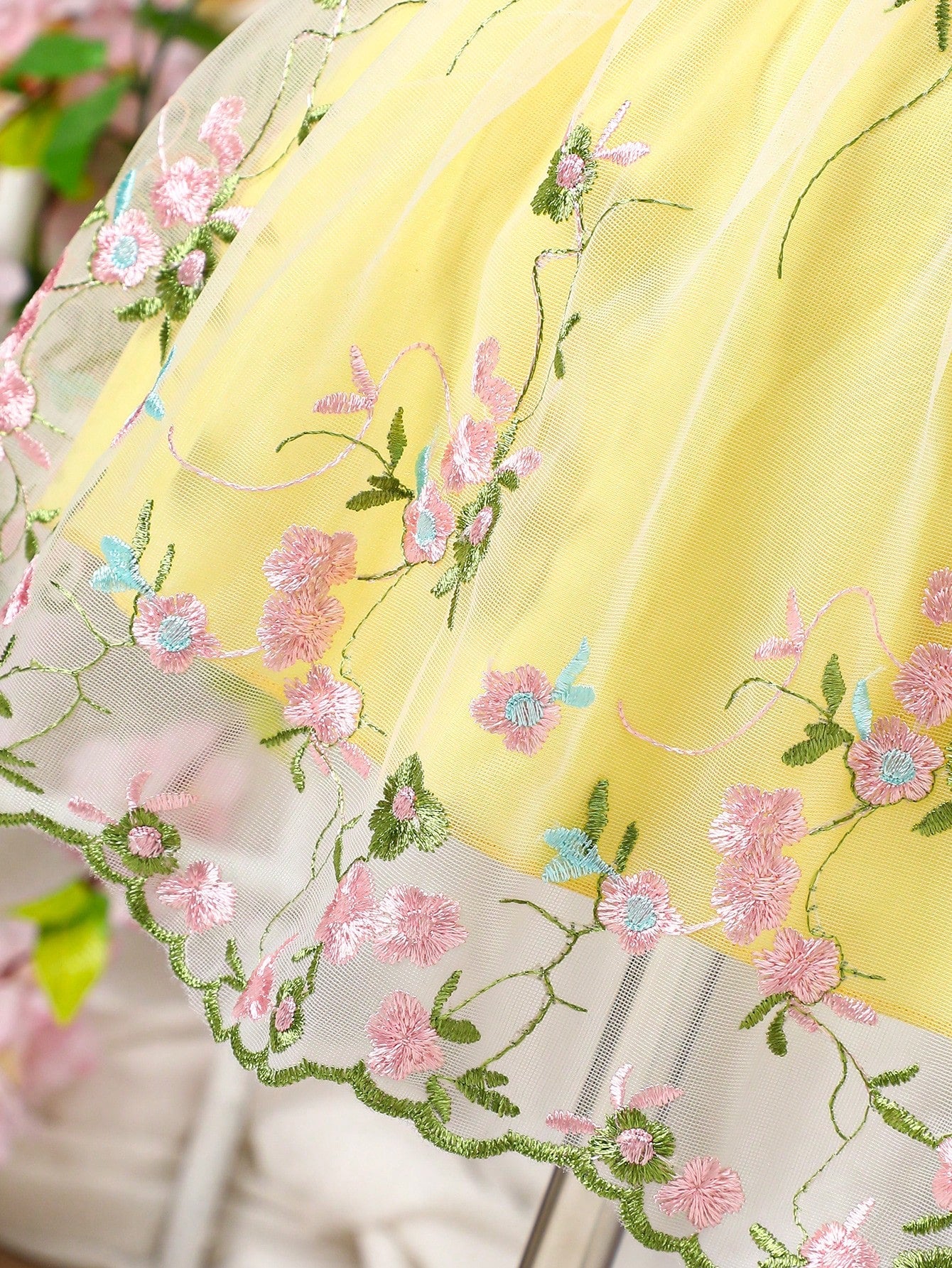Prenda amarilla vestido para bebe con detalle de falda de tul floral