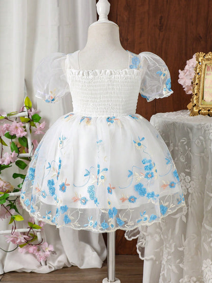 Prenda blanca vestido para bebe con bordado floral azul vista trasera