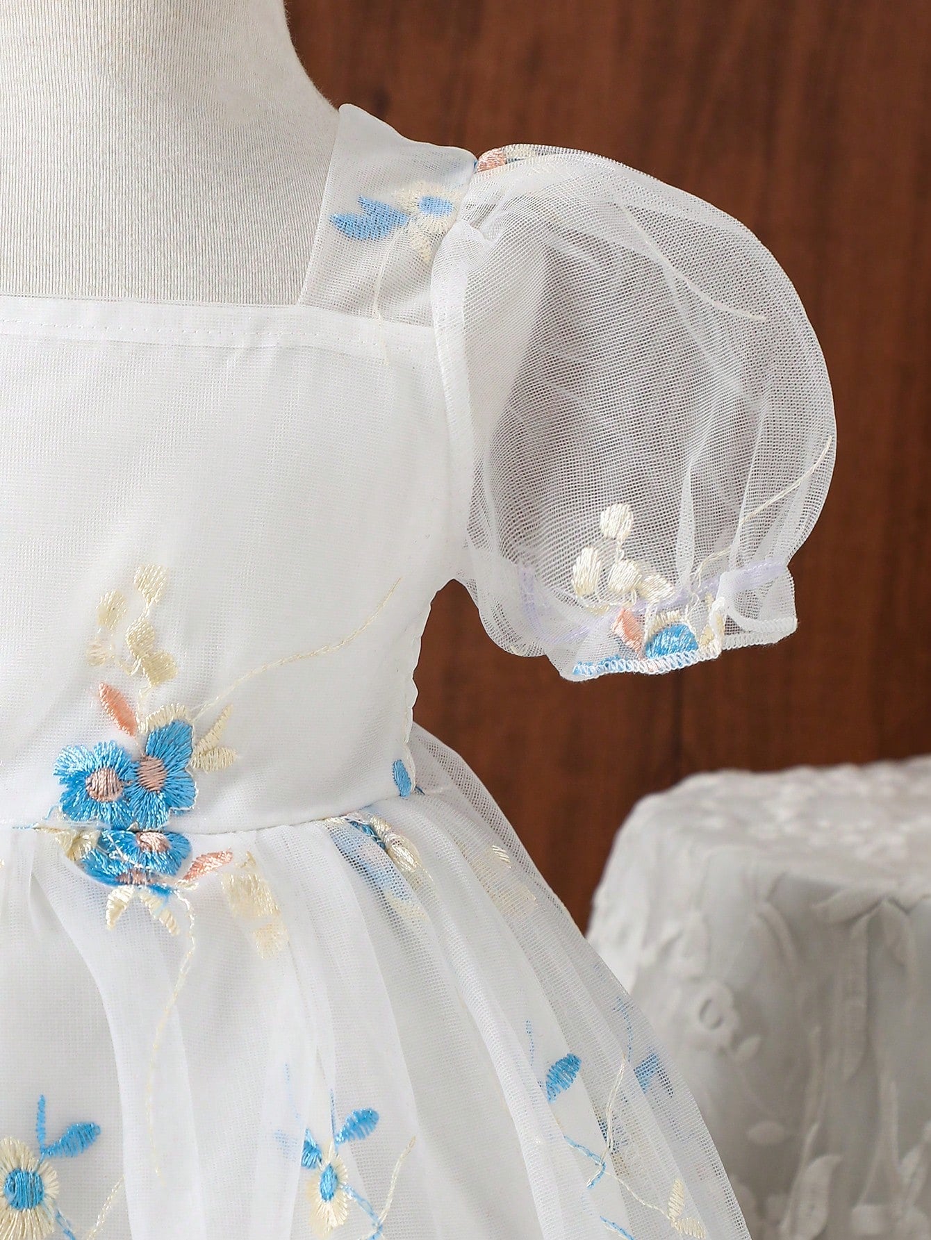 Prenda blanca vestido para bebe detalle de manga abullonada y bordado