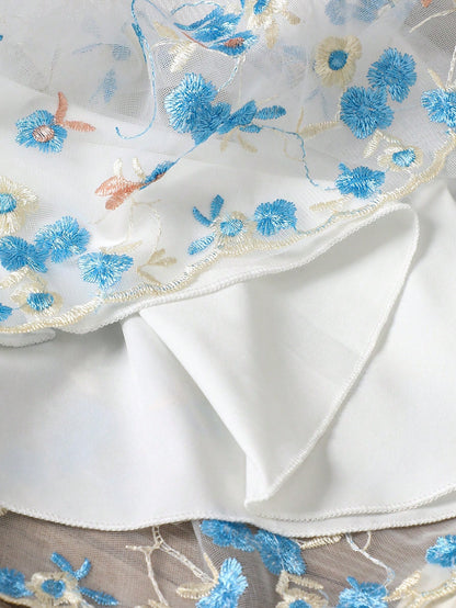 Prenda blanca vestido para bebe detalle del acabado interior y bordado floral
