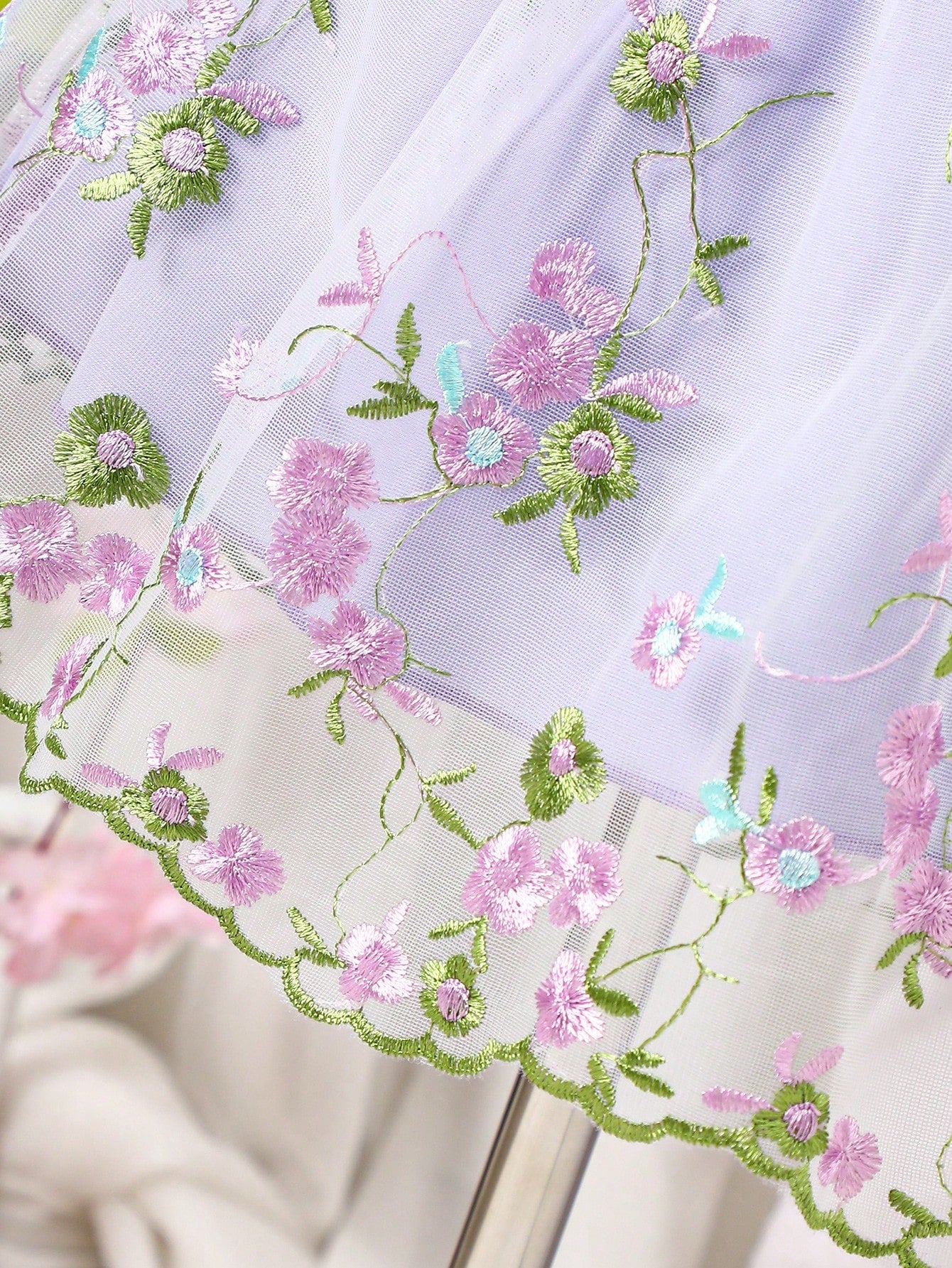 Vestido Lila Floral Bordado Manga Farol