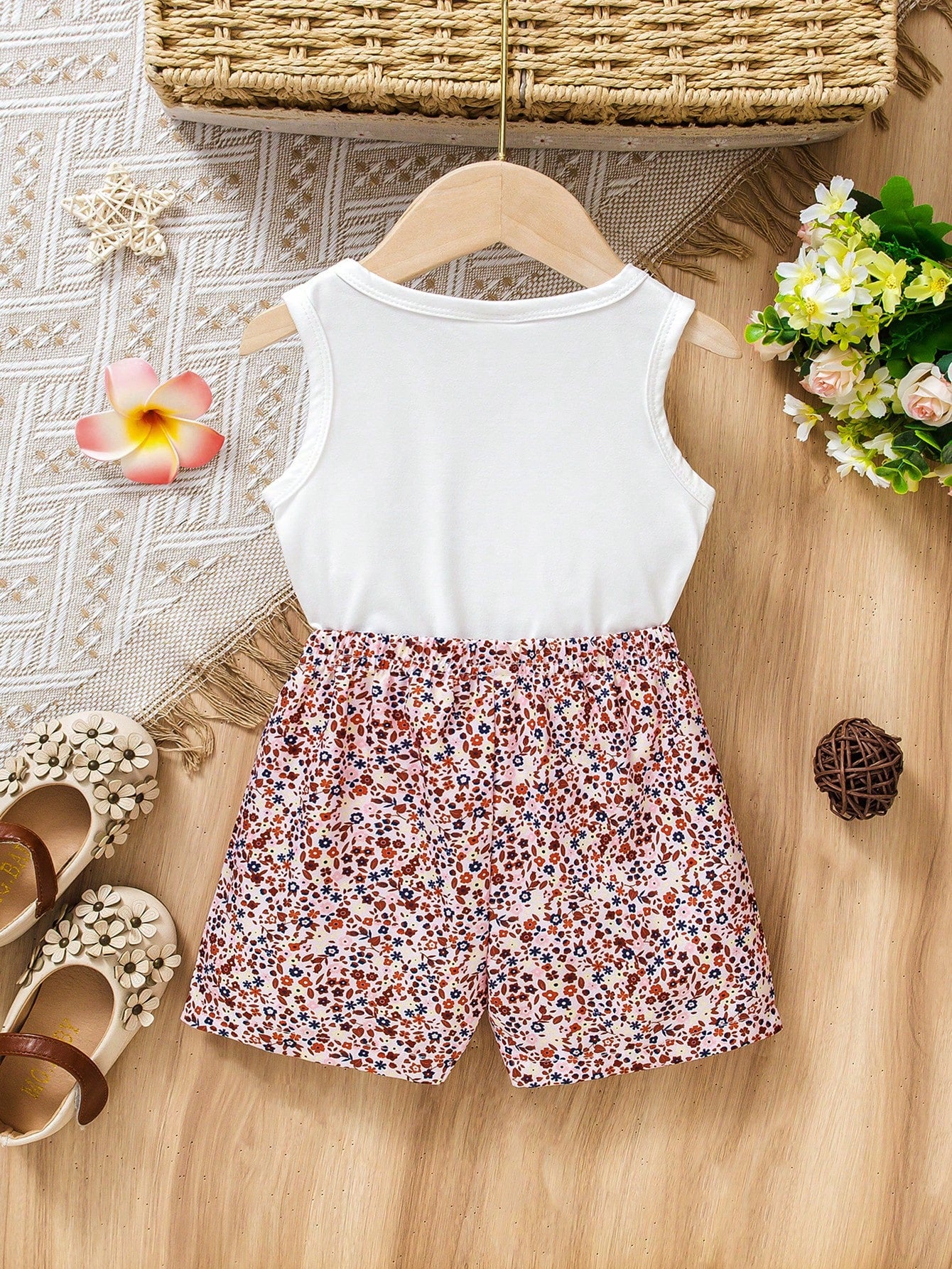 Prenda blanca conjunto para bebe con corazón floral y short vista trasera
