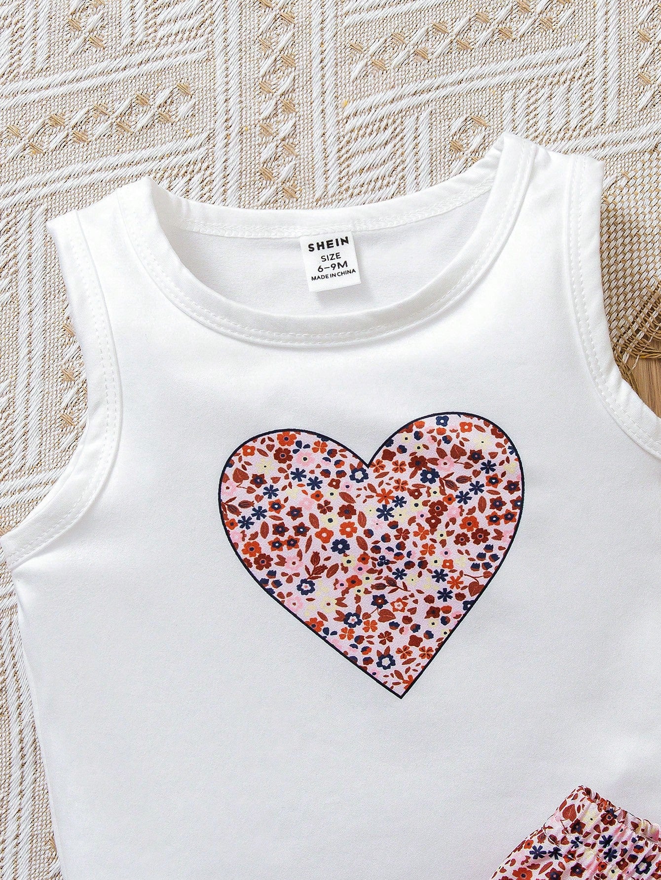 Prenda blanca conjunto para bebe con short floral detalle