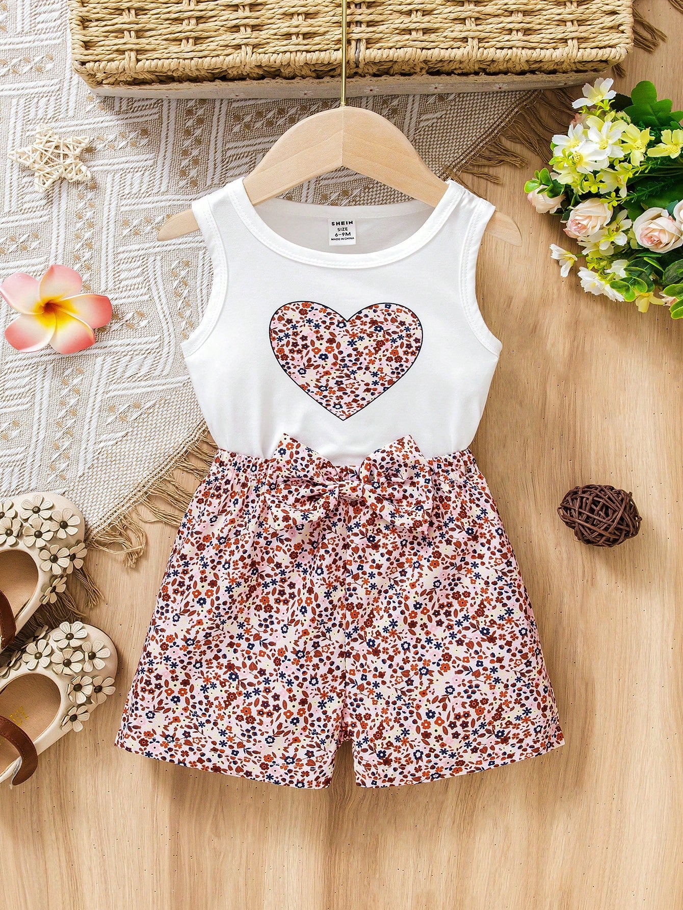Prenda blanca conjunto para bebe con corazón floral y short vista frontal
