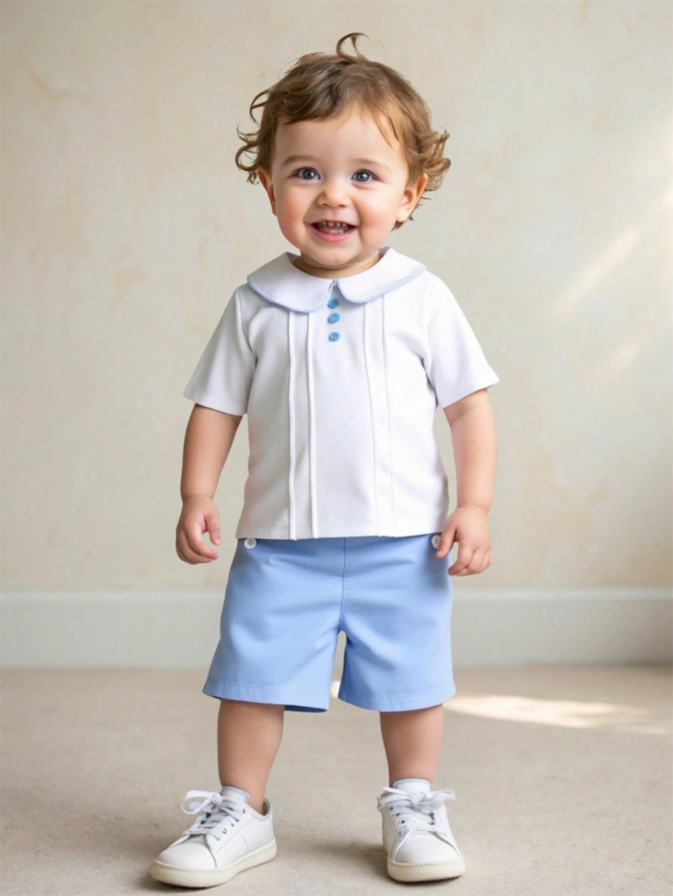 Conjunto blanco y celeste elegante con cuello peter pan