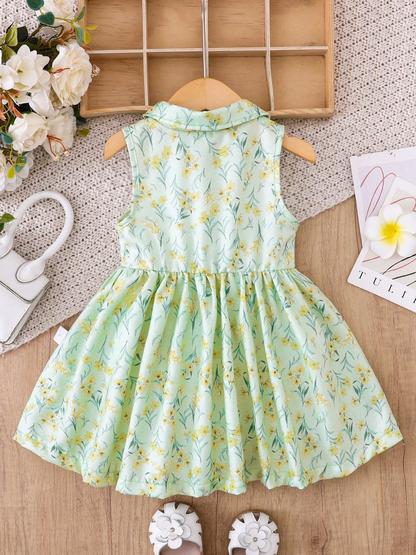 Prenda verde vestido floral para bebe vista trasera con corte acampanado
