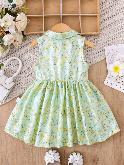 Prenda verde vestido floral para bebe vista trasera con corte acampanado
