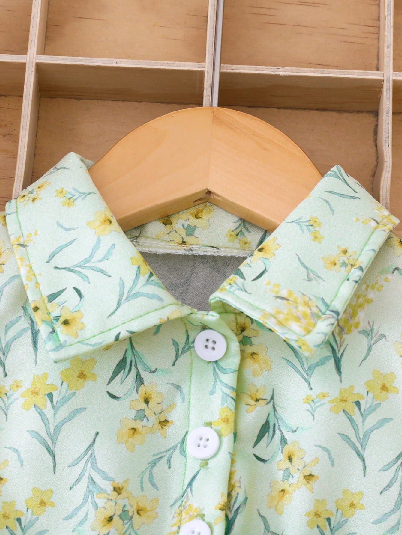 Prenda verde vestido floral para bebe detalle de cuello camisero
