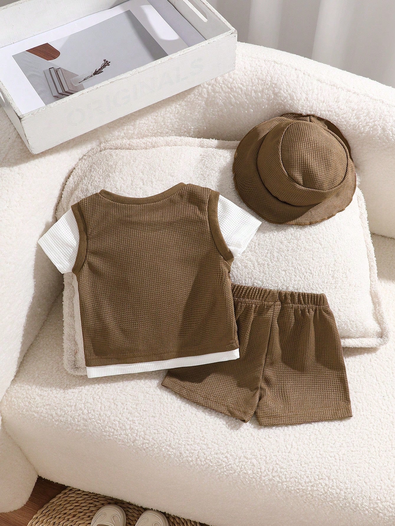 Prenda café conjunto caballo para bebe vista trasera