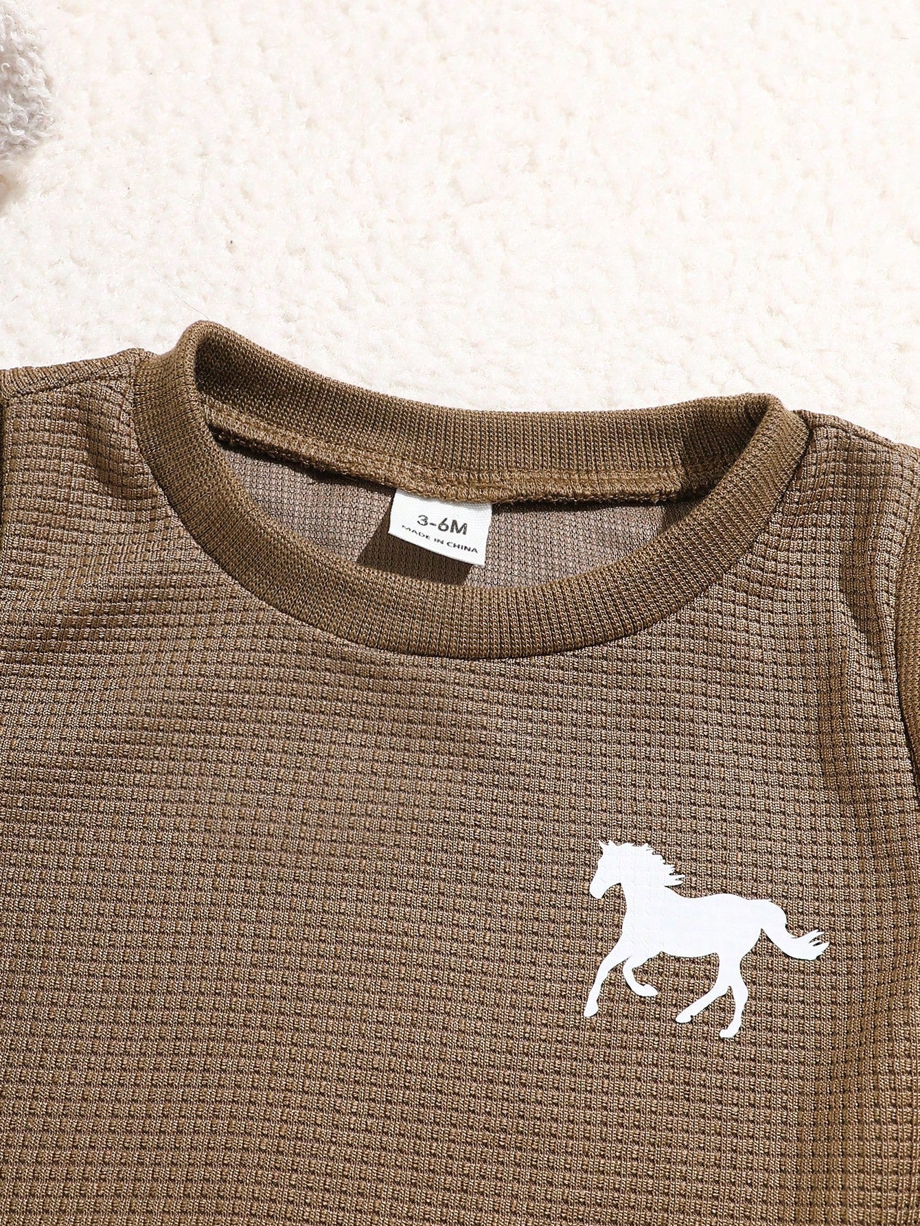 Prenda café camiseta para bebe detalle de parche caballo