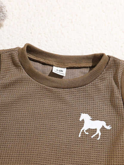 Prenda café camiseta para bebe detalle de parche caballo