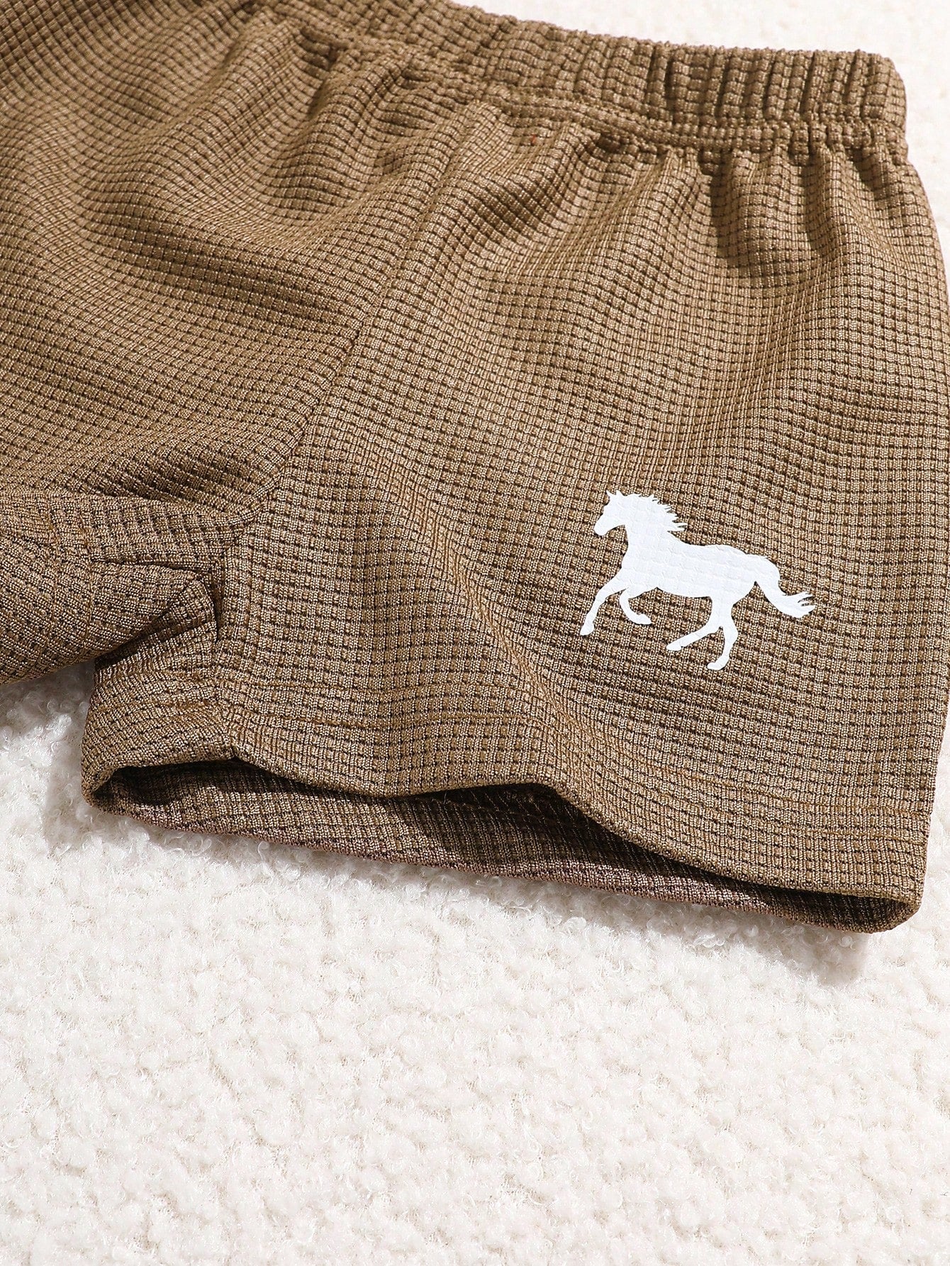 Prenda café shorts para bebe detalle de textura gofre