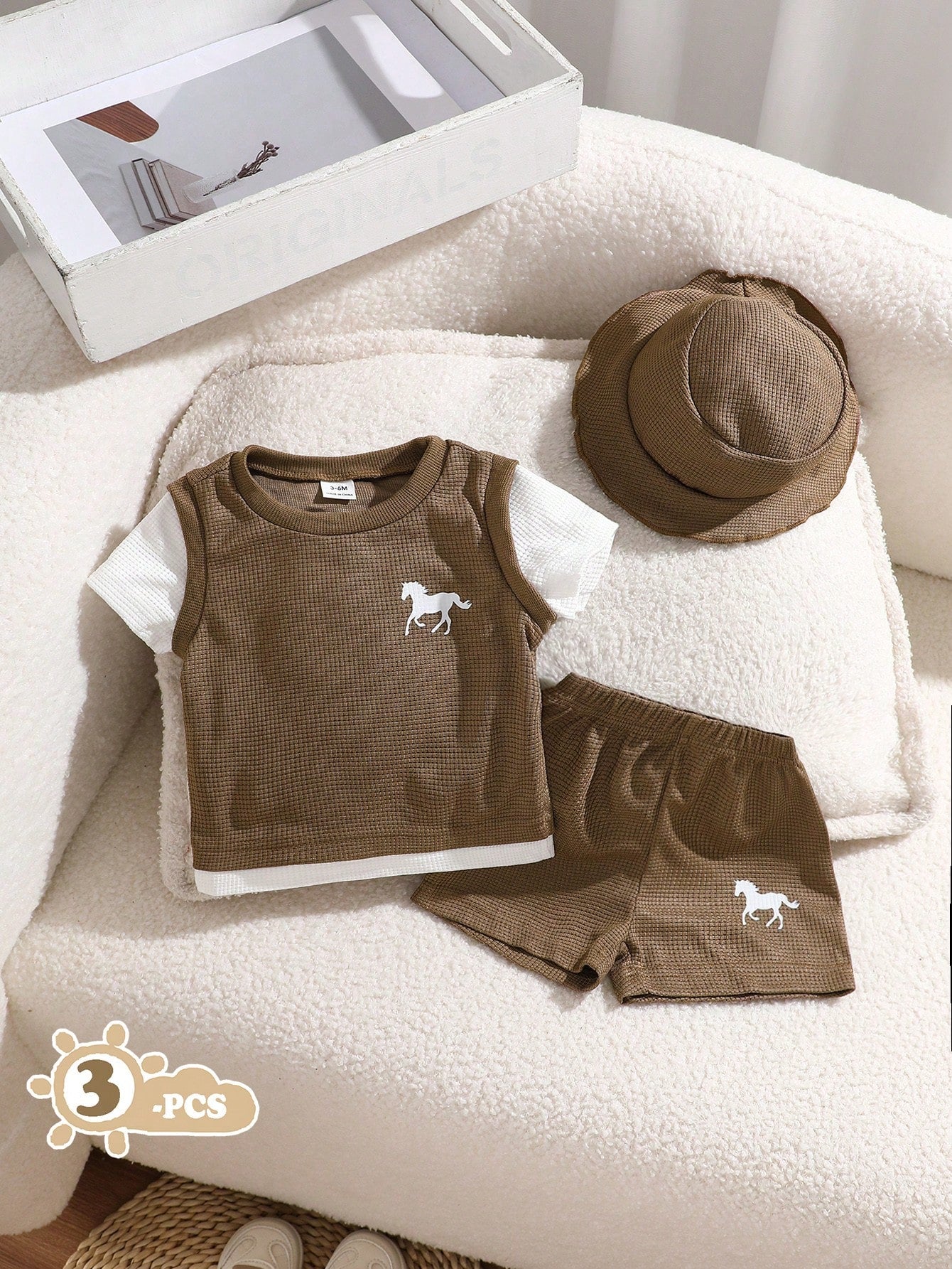 Prenda café conjunto caballo para bebe vista frontal con sombrero