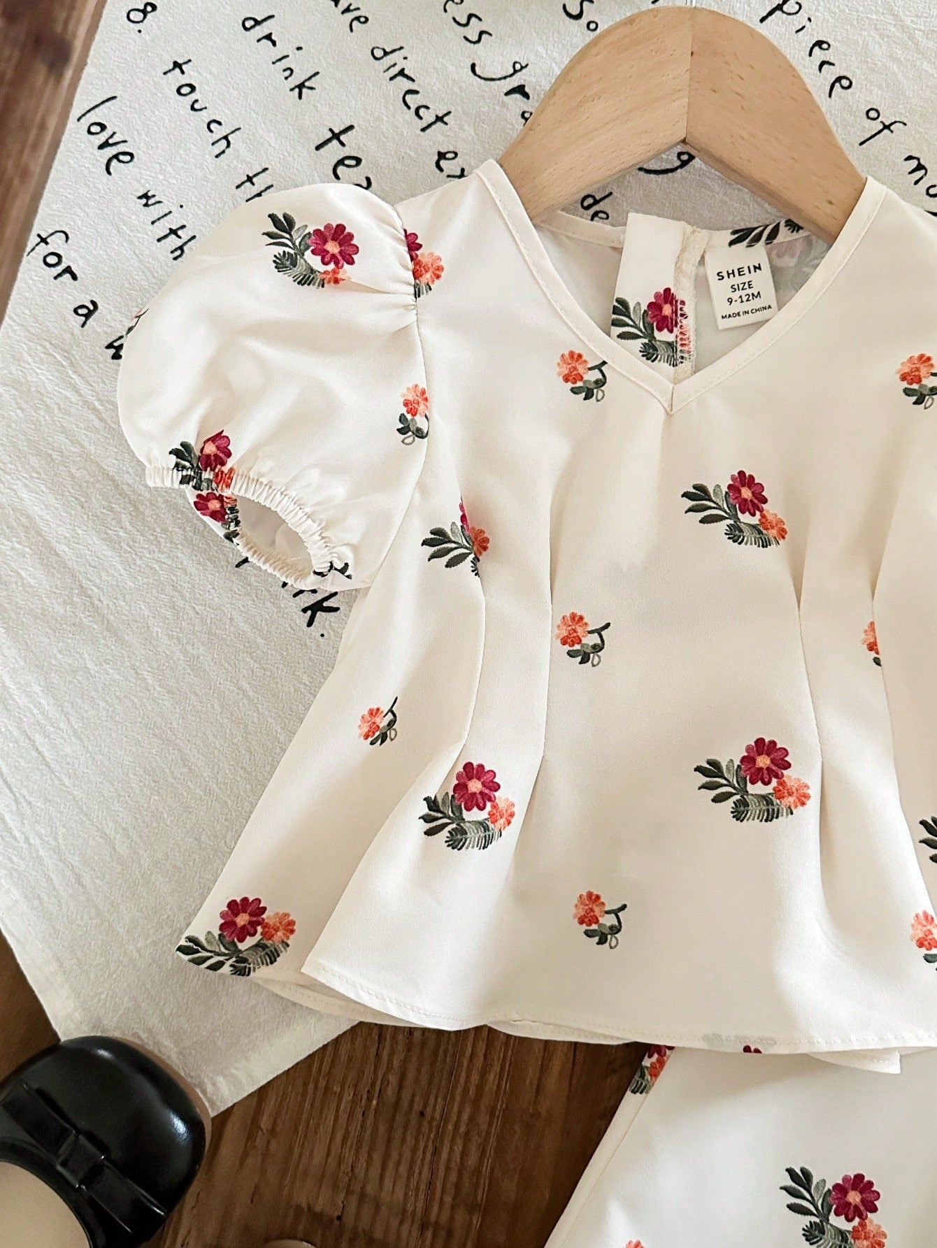 Conjunto beige floral manga farol