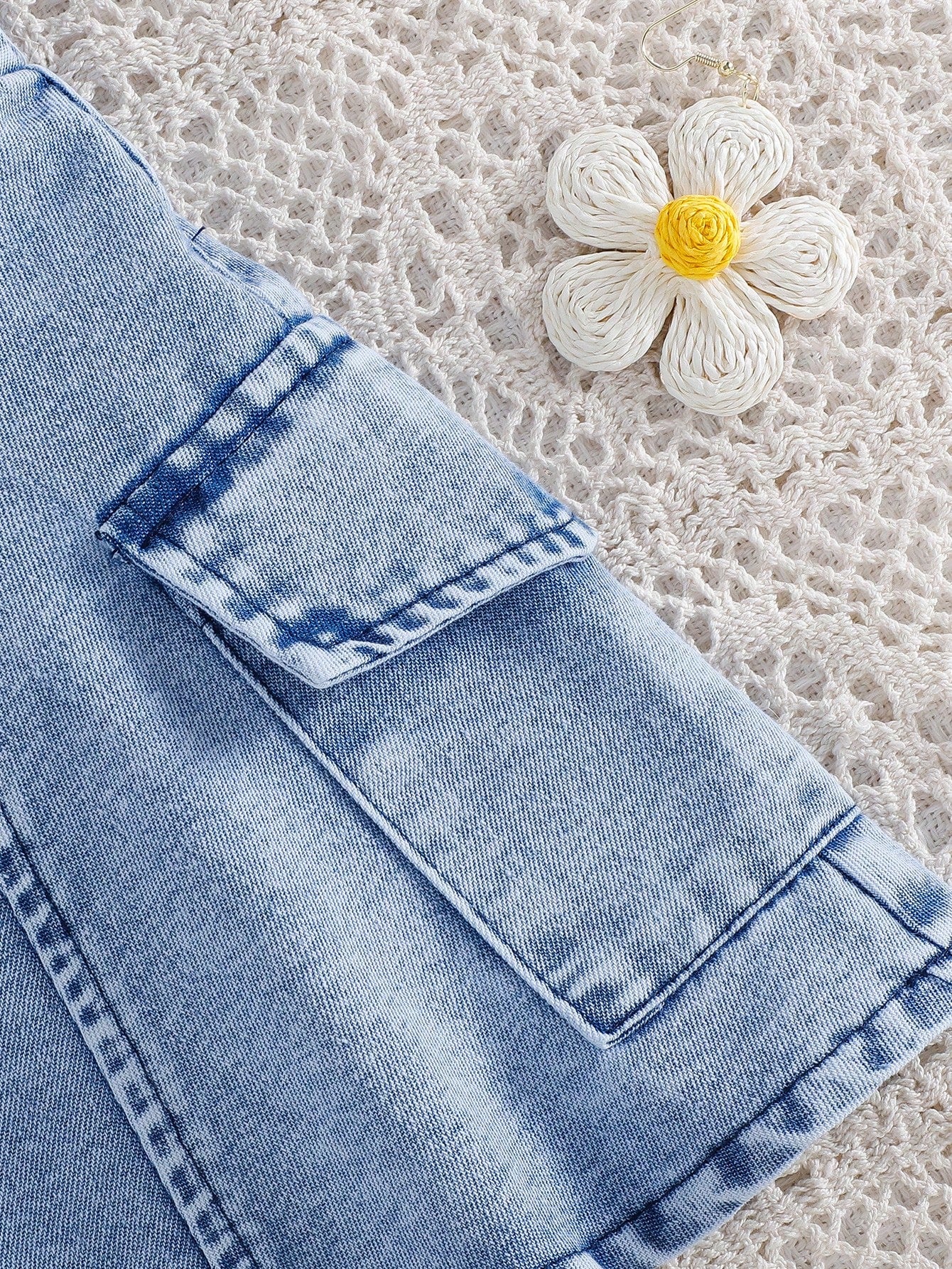 Vestido denim azul con tirantes y bolsillos laterales
