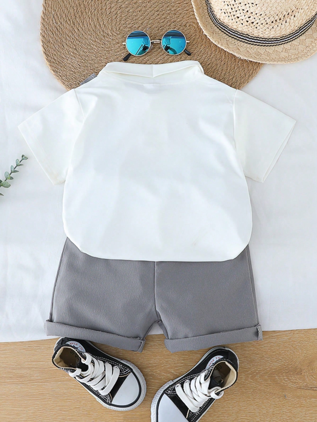 Conjunto blanco y gris con pajarita para verano elegante