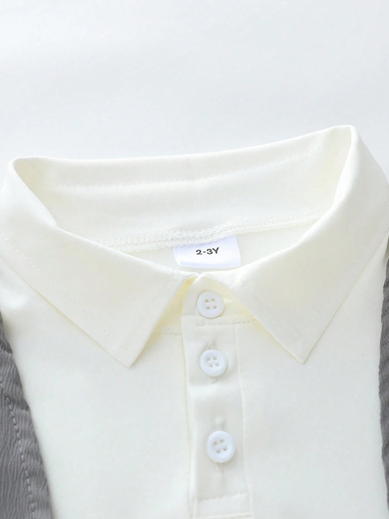 Conjunto blanco y gris con pajarita para verano elegante