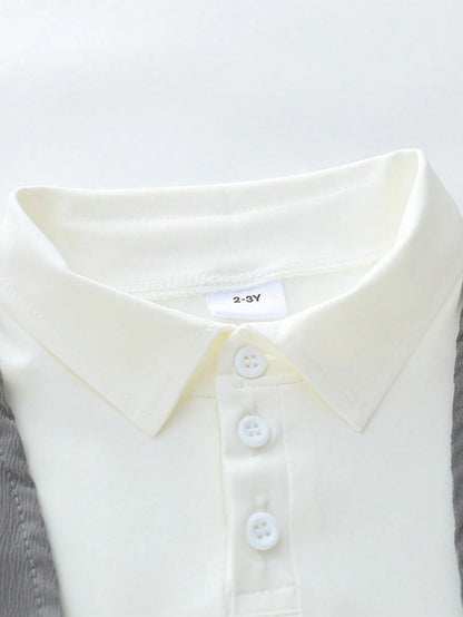 Conjunto blanco y gris con pajarita para verano elegante