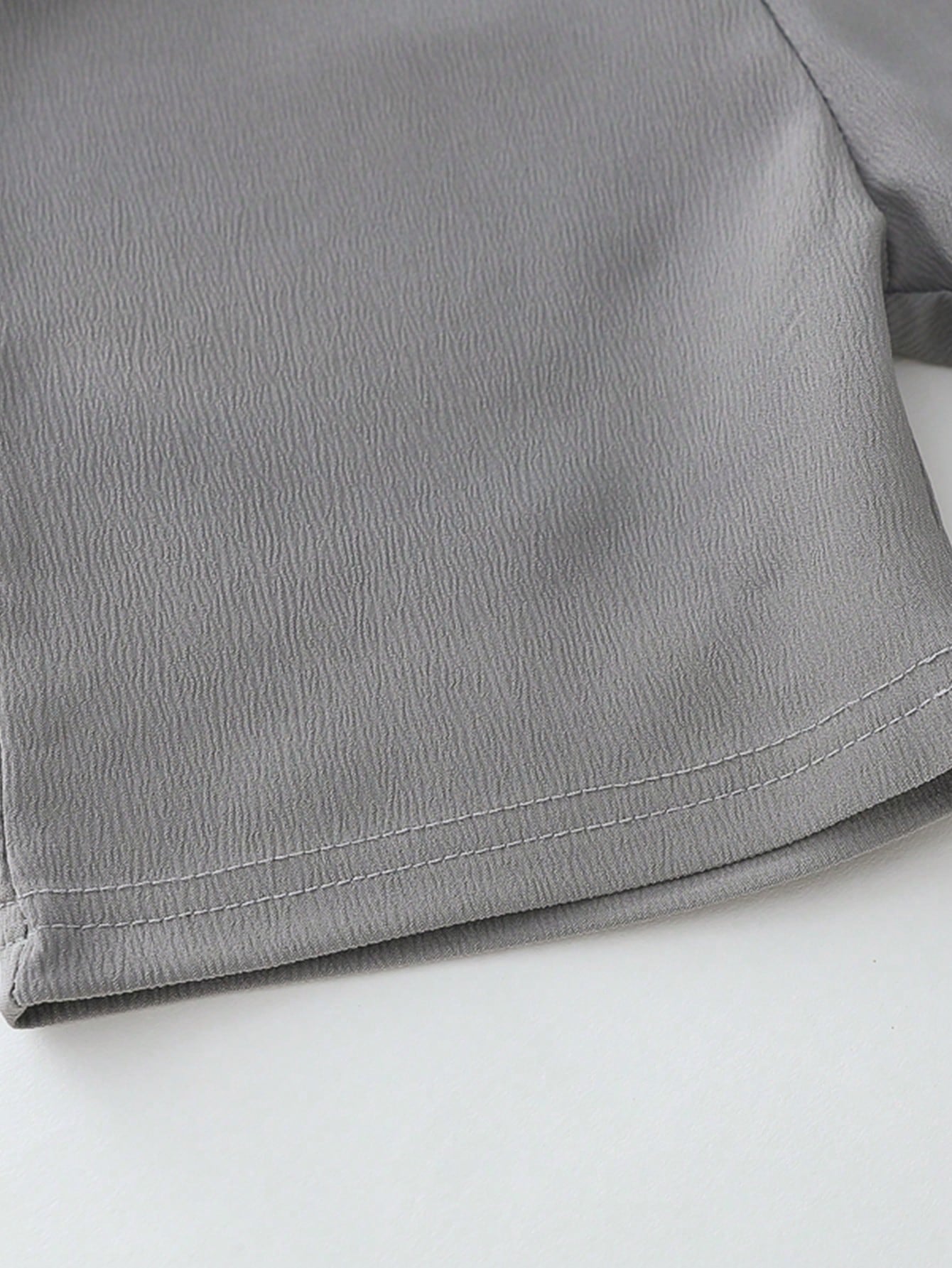 Conjunto blanco y gris con pajarita para verano elegante