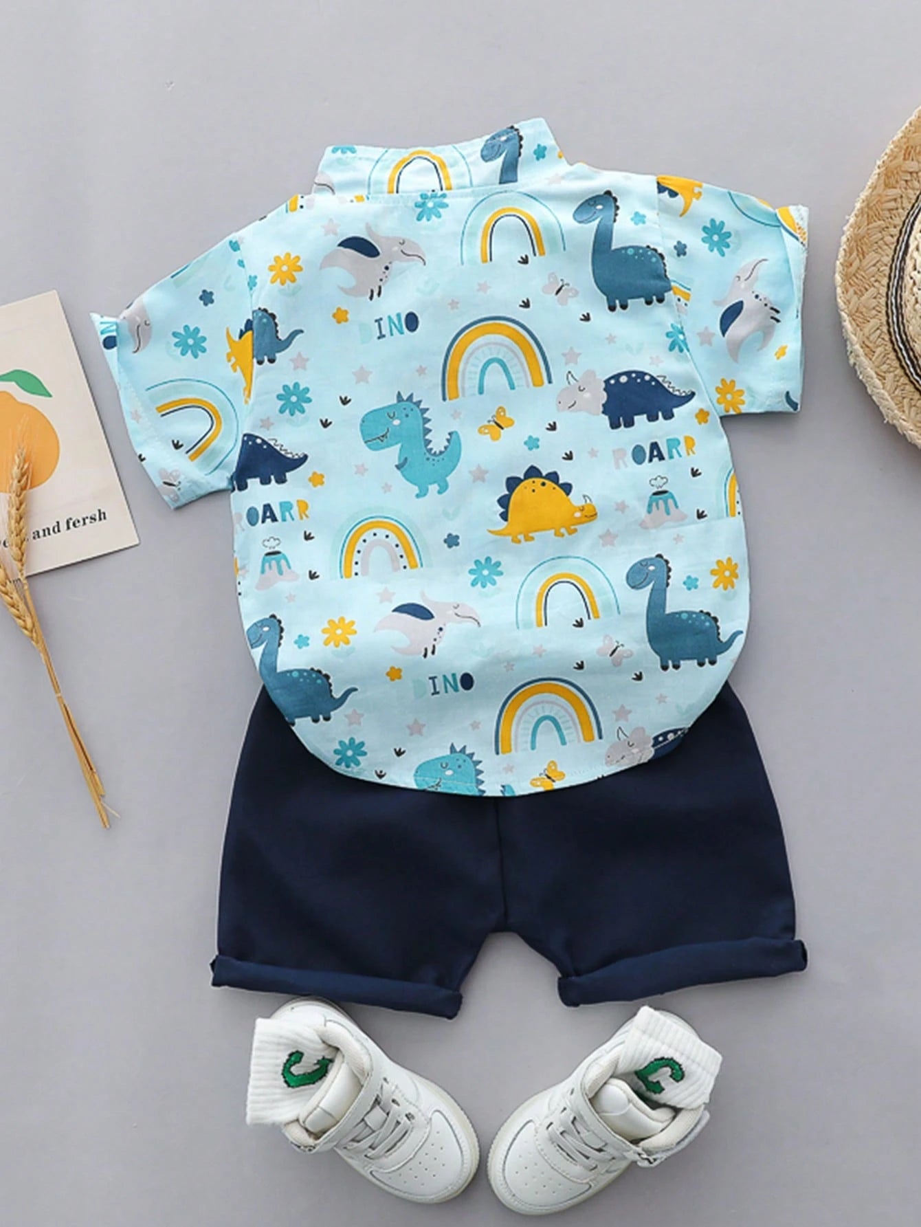 Prenda celeste conjunto para bebe con dinosaurios vista trasera