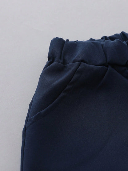 Prenda azul marino pantalón corto para bebe detalle de cintura elástica