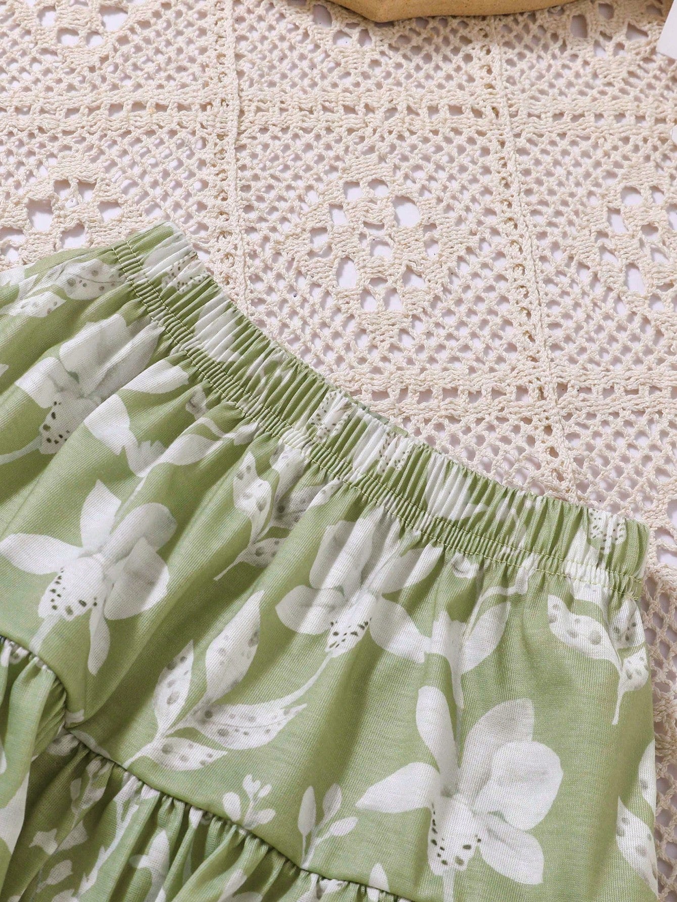 Conjunto blanco con falda verde floral para bebé