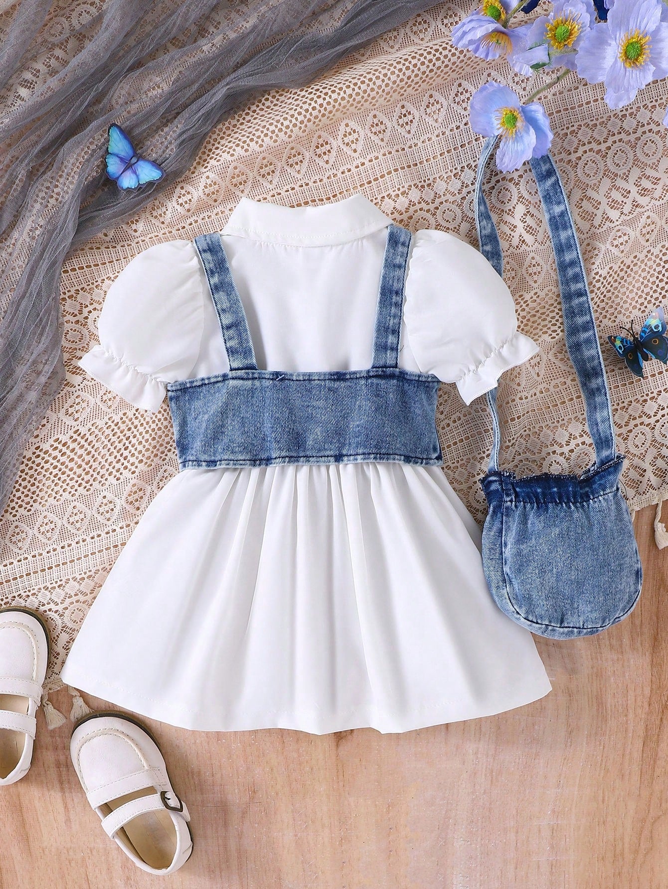 Prenda blanca conjunto para bebe con chaleco azul de mezclilla vista posterior
