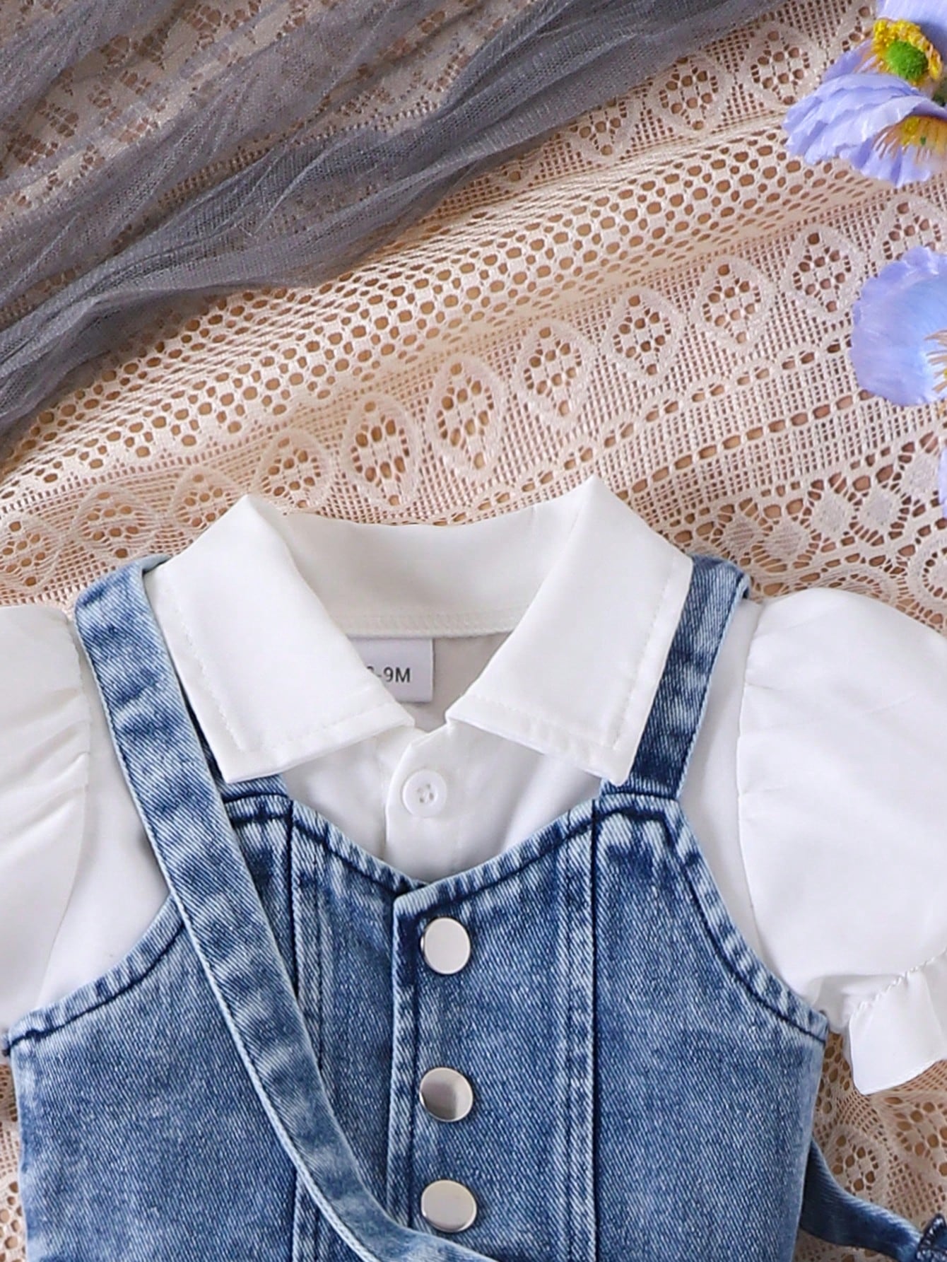 Prenda blanca vestido para bebe con cuello camisero y mangas abullonadas