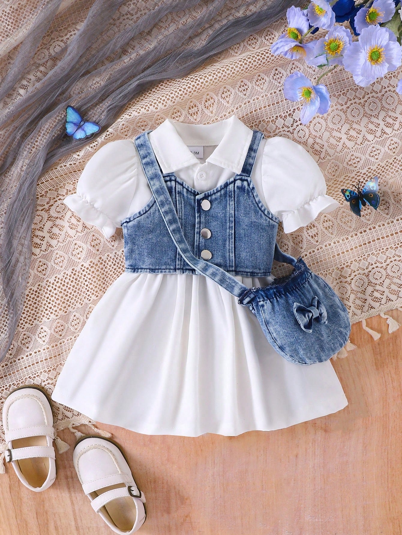 Prenda blanca conjunto para bebe con chaleco azul de mezclilla vista frontal