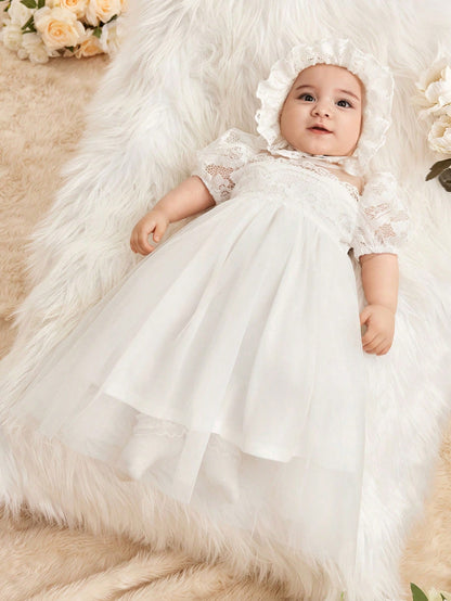 Vestido blanco con encaje y malla elegante con sombrero