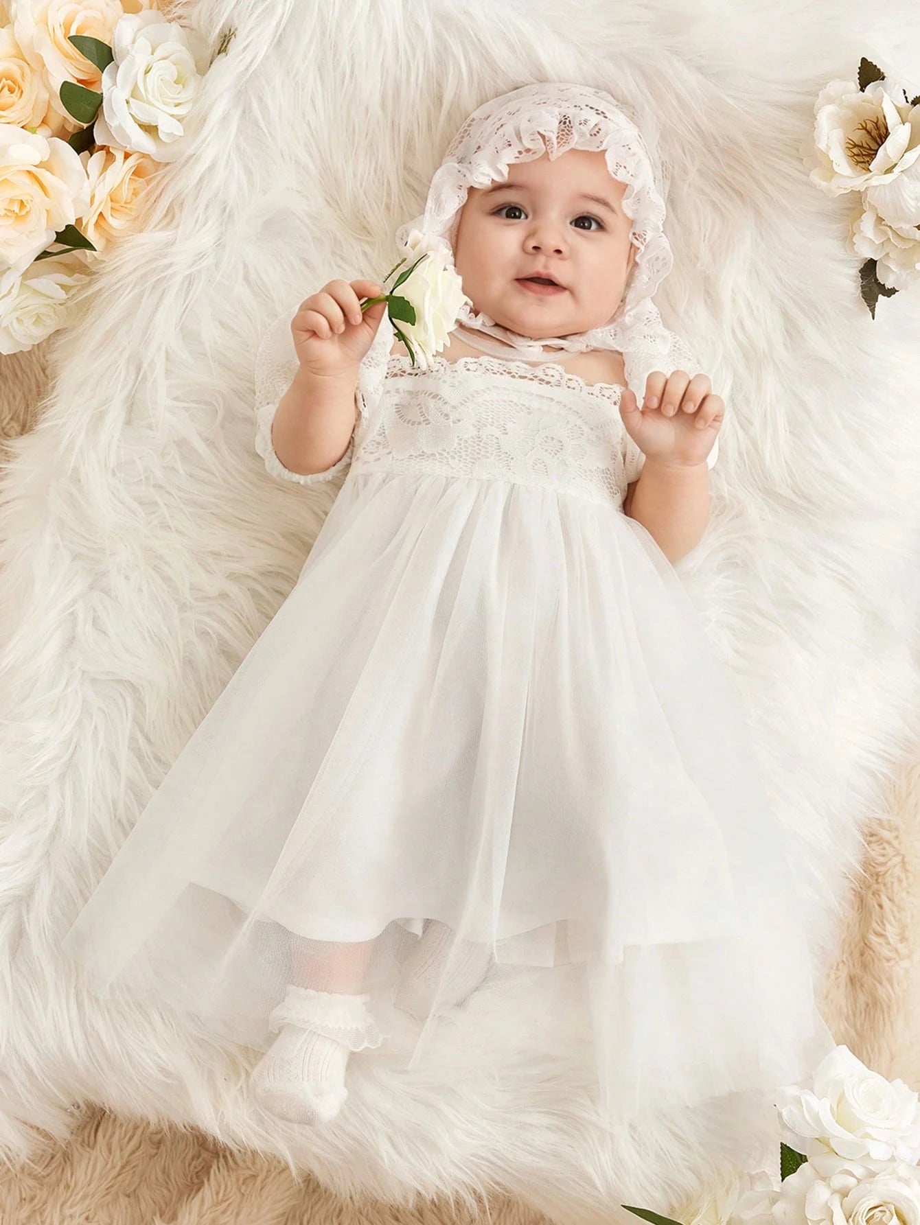 Vestido blanco con encaje y malla elegante con sombrero