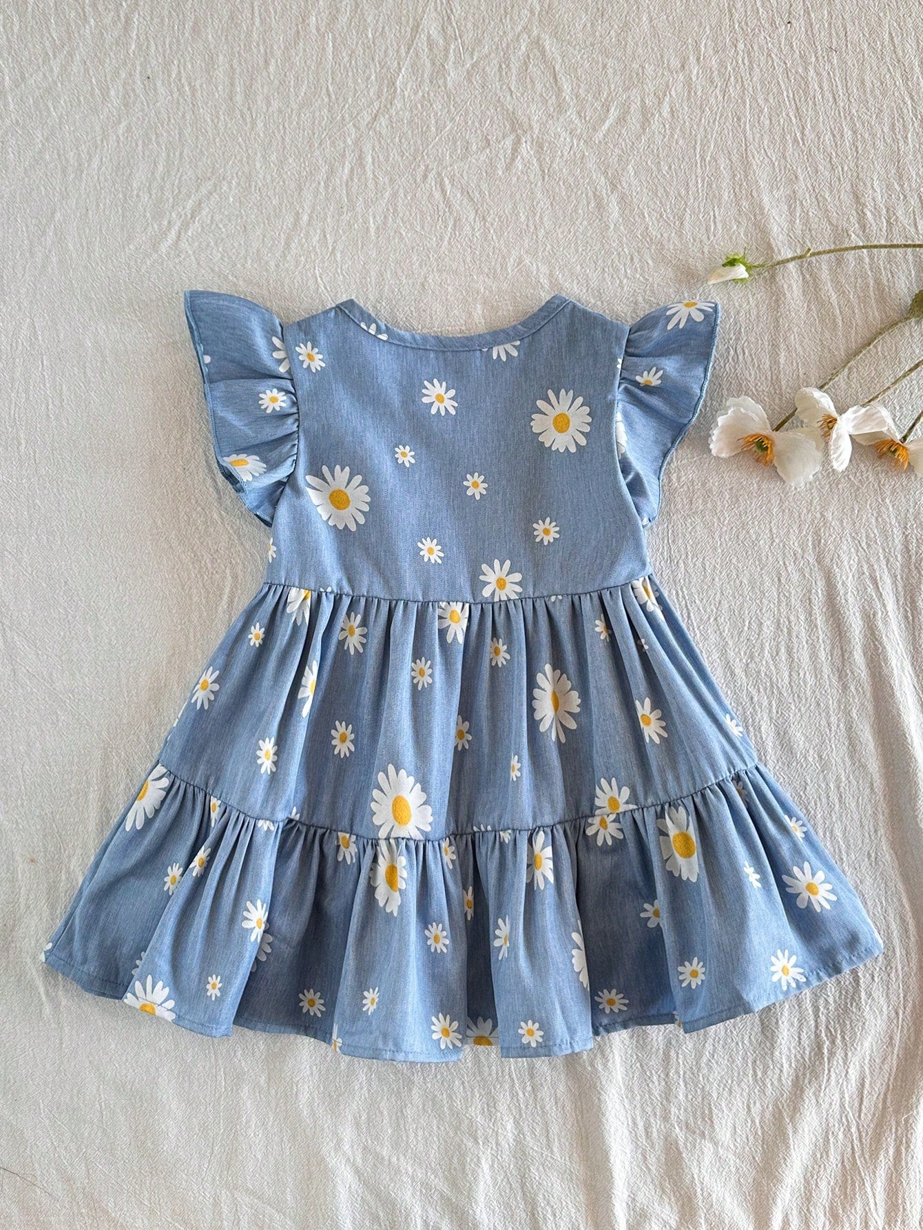 Prenda azul vestido floral para bebe vista posterior