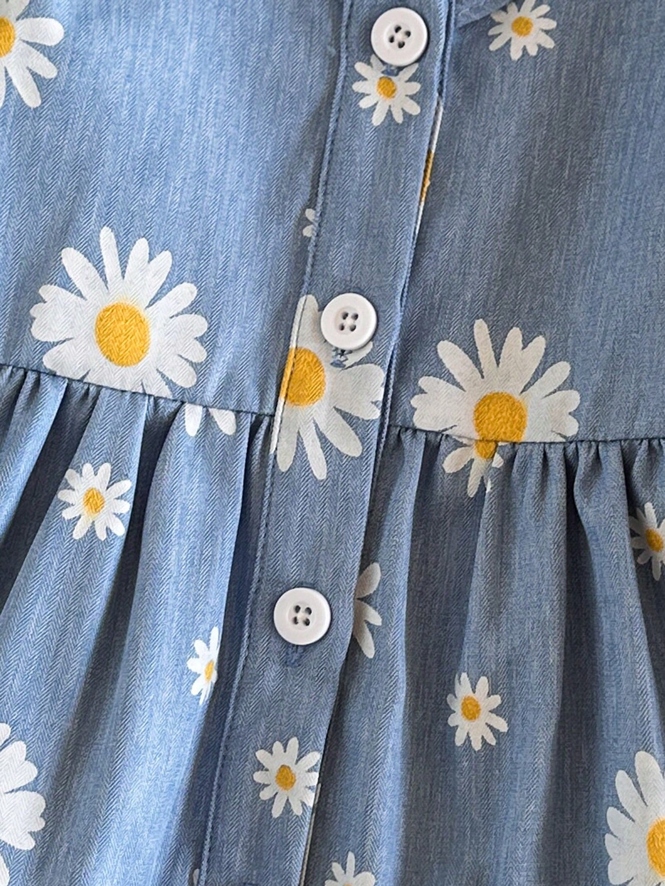 Prenda azul vestido floral para bebe detalle estampado de margaritas