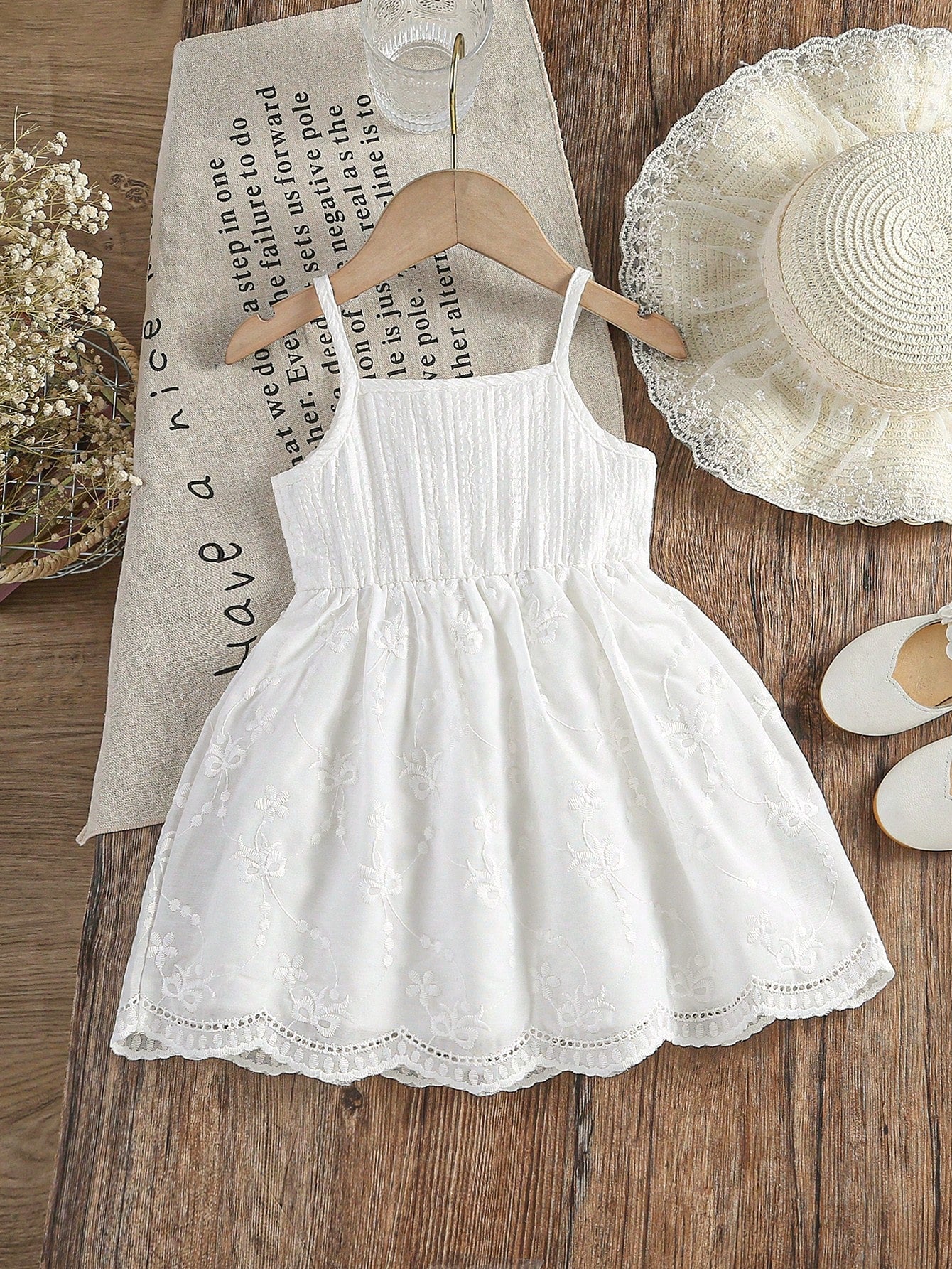 Vestido blanco con bordado floral y encaje de tirantes finos