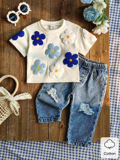 Prenda blanca conjunto para bebe con flores aplicadas y jean azul vista frontal
